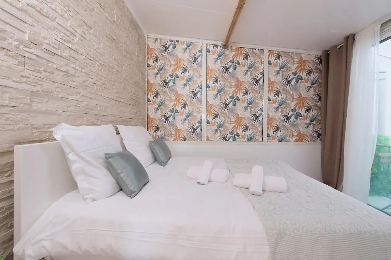 Grand Appartement- Le Port A/C Nice 0*,  France